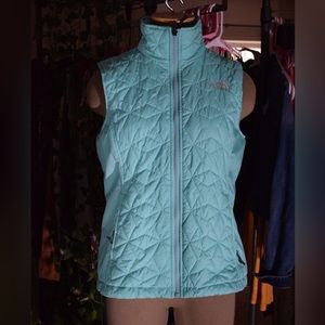 Women’s medium north face turquoise blue diamond quilted zip up vest